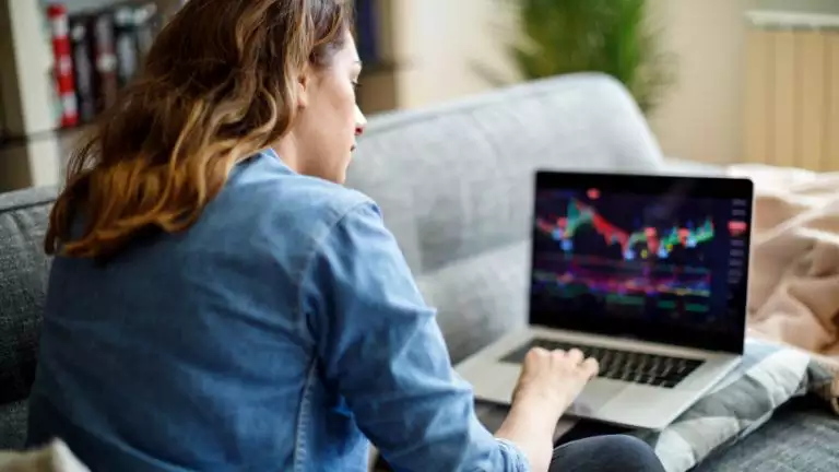 woman-on- couch-looking-at-crypto